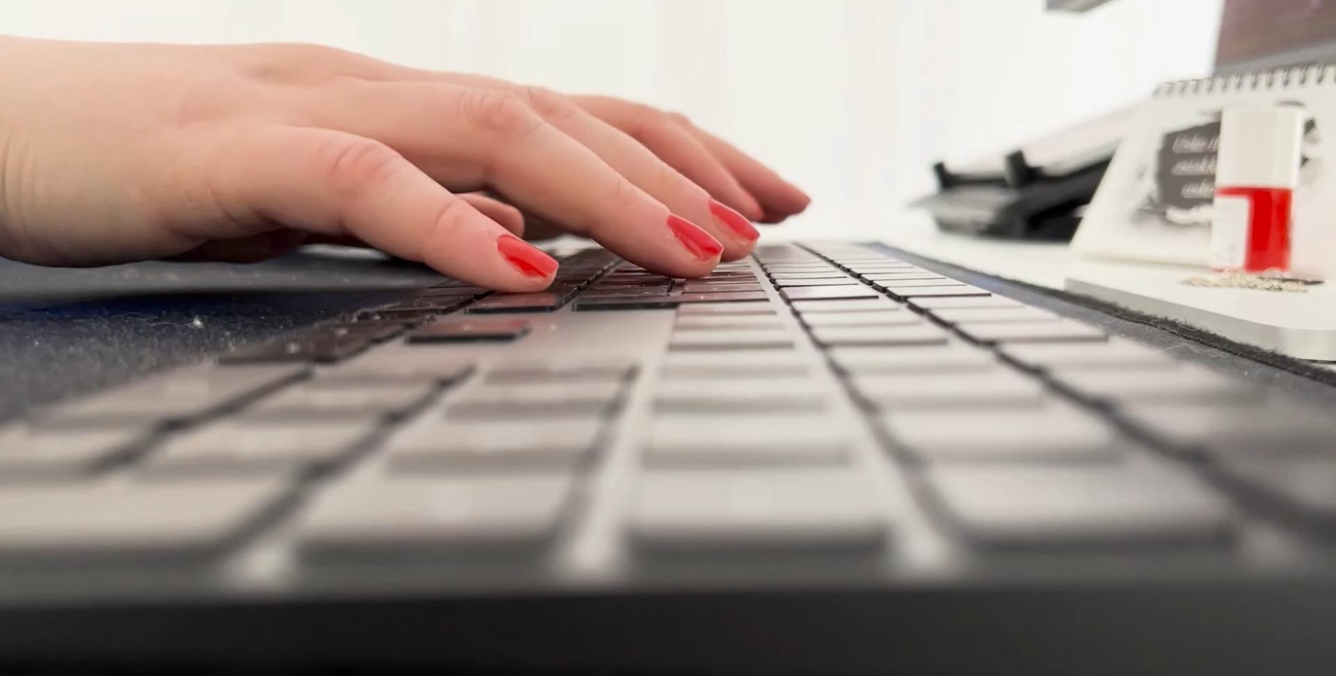 Henna Eklund, Punakynäpaholainen, kertoo 10 tapaa tulla paremmaksi kirjoittajaksi